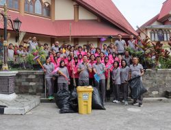 Polri Peduli Lingkungan, Kapolres Tana Toraja dan Bhayangkari Laksanakan Kerja Bakti di Gereja Katolik Makale