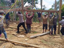 Tunjukkan Kehadiran Polri: Bhabinkamtibmas Polres Tator Gotong Royong Bantu Pembangunan Rumah Warga
