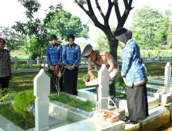 Polda Sulsel Gelar Upacara Ziarah dan Tabur Bunga Peringati HUT Ke-54 KORPRI