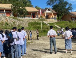 Police Go To School : Bhabinkamtibmas Polsek Saluputti Jadi Irup di UPT SMA Negeri 10 Tana Toraja