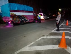 Personel Pos Lilin 2025 Intensifkan Pengaturan Arus Lalu Lintas Malam Hari di Makale dan Salubarani