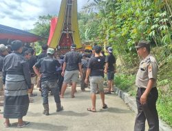 Bhabinkamtibmas Polsek Saluputti Hadir Amankan Prosesi Rambu Solo’ di Rembon