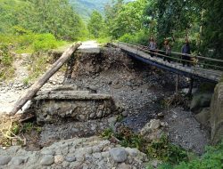 Brimob Polda Sulsel Bangun Jembatan Darurat di Kab. Barru, Bantu Akses Masyarakat