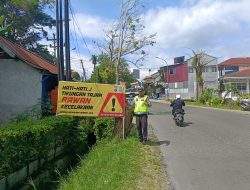 Upaya Preventif Polri, Satlantas Polres Tana Toraja Pasang Spanduk Keselamatan Berkendara