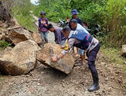 Bhabinkamtibmas Polres Tana Toraja Gerak Cepat Bersama Warga Bersihkan Longsor di Rano, Akses Jalan Kembali Normal