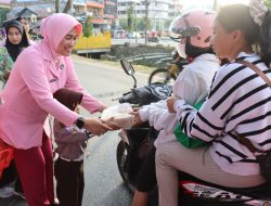Bhayangkari Polres Tana Toraja Bersama Pocil Berbagi Takjil, Wujud Kepedulian di Bulan Suci Ramadan