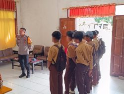 Cegah Kenakalan Remaja, Bhabinkamtibmas Polsek Mengkendek Berikan Pembinaan kepada Pelajar SMK Negeri 2 Tana Toraja